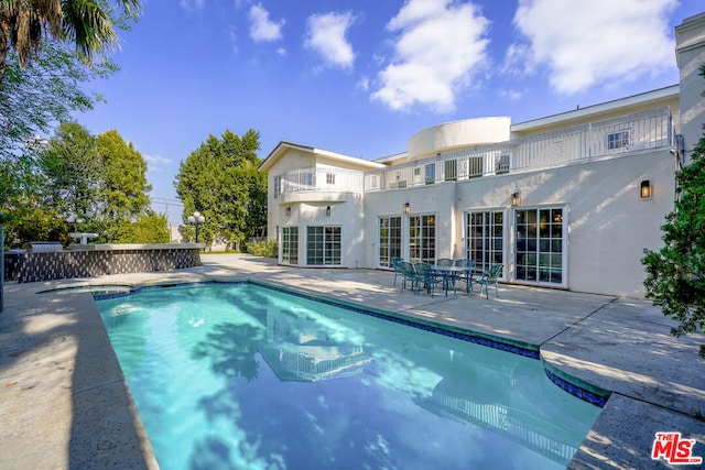 view of swimming pool with an in ground hot tub and a patio area