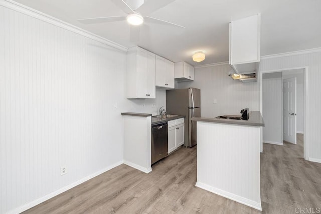 kitchen featuring ornamental molding, stainless steel appliances, light hardwood / wood-style floors, and white cabinets