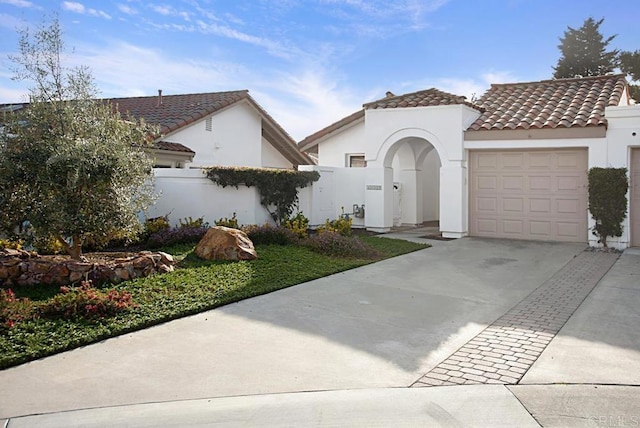 view of front facade featuring a garage