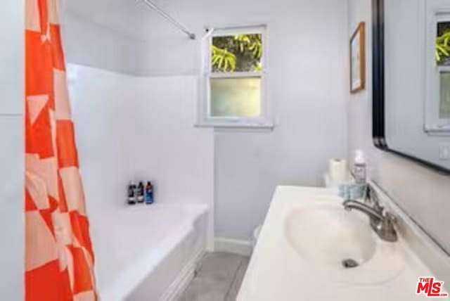 bathroom with sink and washtub / shower combination