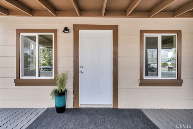 entrance to property featuring a wooden deck