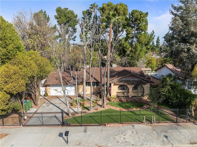 view of front of house featuring a front lawn