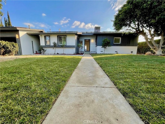 ranch-style home featuring a front lawn