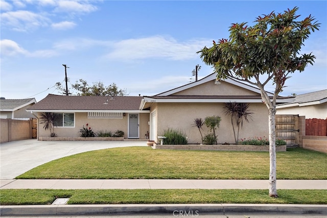 ranch-style house featuring a front yard