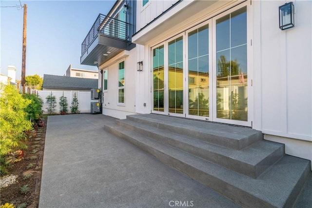 view of side of property featuring a patio