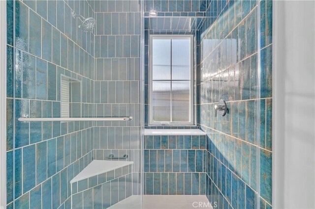 bathroom featuring a tile shower