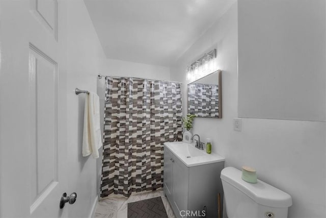 full bathroom with a shower with curtain, vanity, and toilet