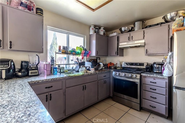 kitchen featuring stainless steel appliances, sink, gray cabinets, and light tile patterned floors