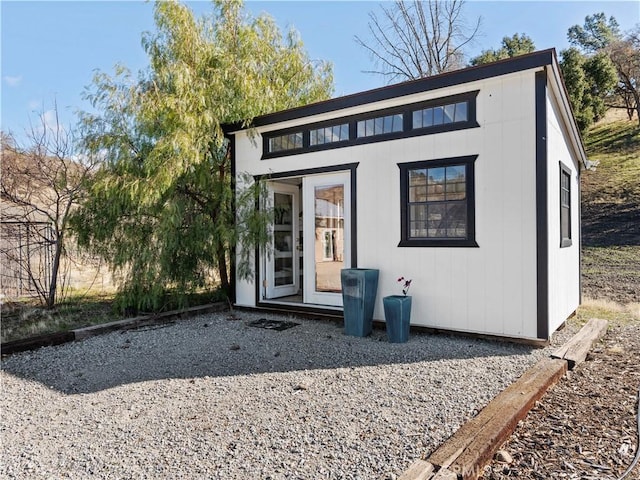 view of outdoor structure with an outbuilding