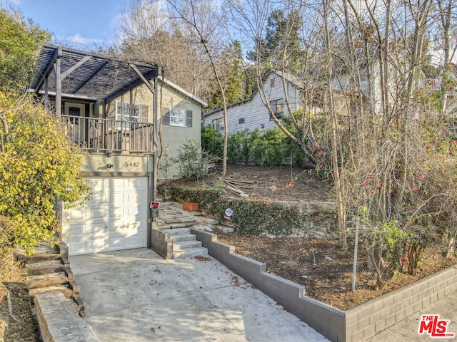 view of yard with a garage