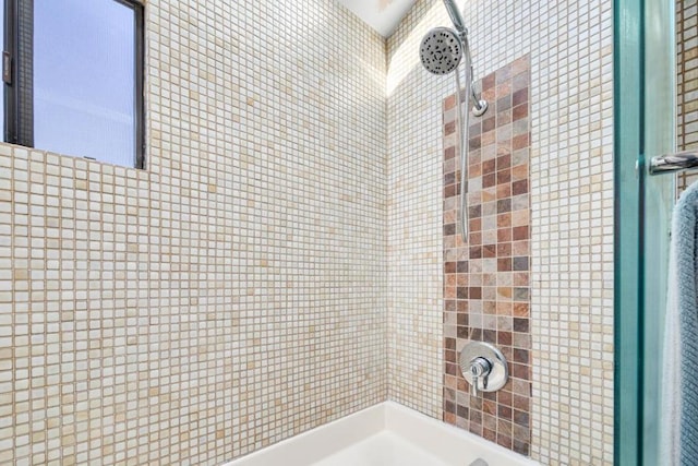 bathroom featuring a tile shower