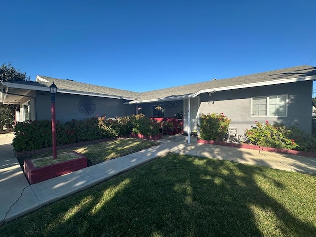 ranch-style home featuring a front lawn