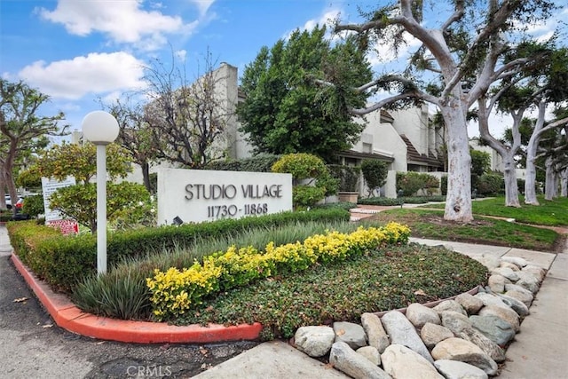 view of community / neighborhood sign