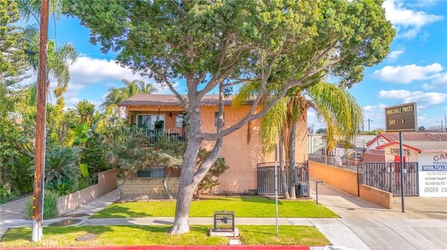 view of front of property featuring a front lawn