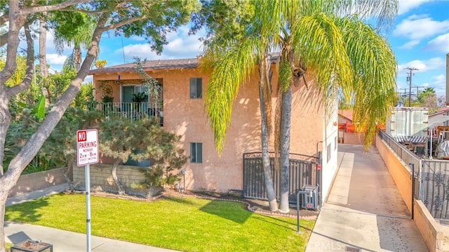 view of front of property featuring a front yard