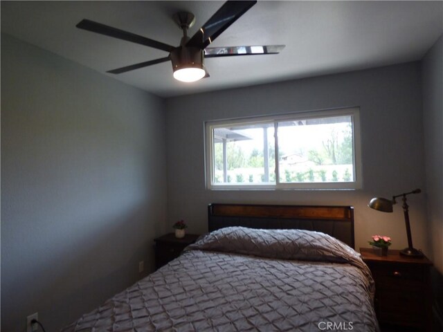 bedroom with ceiling fan