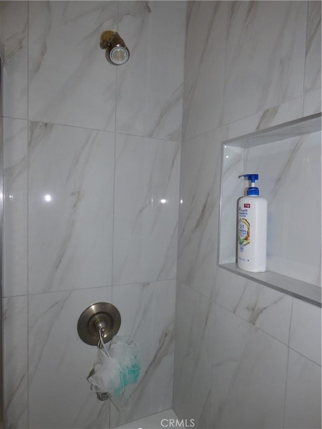 details featuring tiled shower