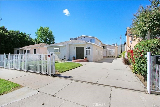 view of front of property featuring a front lawn