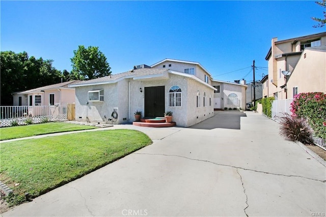 view of front of home featuring a front lawn