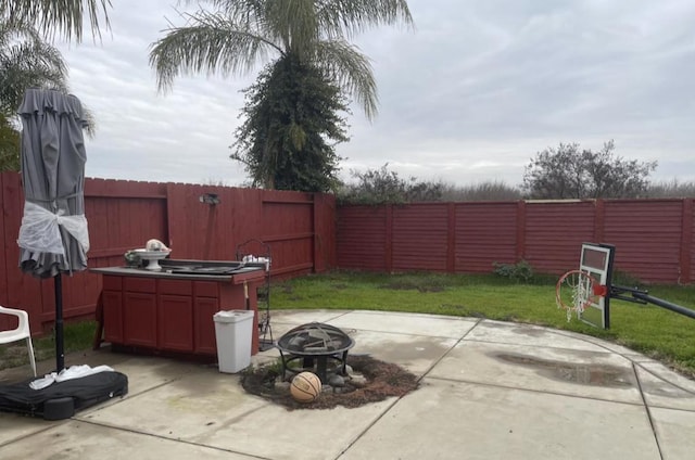 view of patio featuring an outdoor fire pit