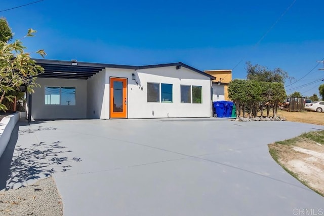 view of front facade with a carport