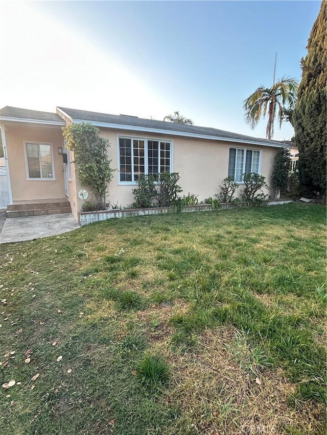 single story home featuring a front yard