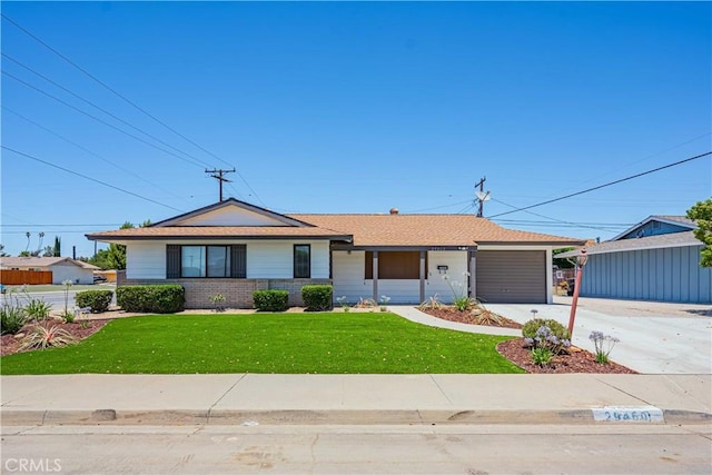 ranch-style home featuring a front lawn