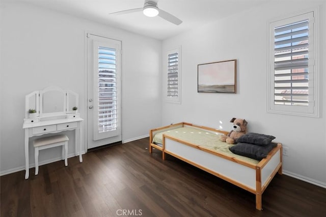 sitting room with dark wood-type flooring and ceiling fan