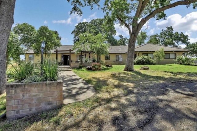 ranch-style house featuring a front lawn