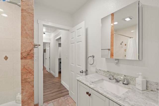 bathroom featuring a shower with curtain and vanity