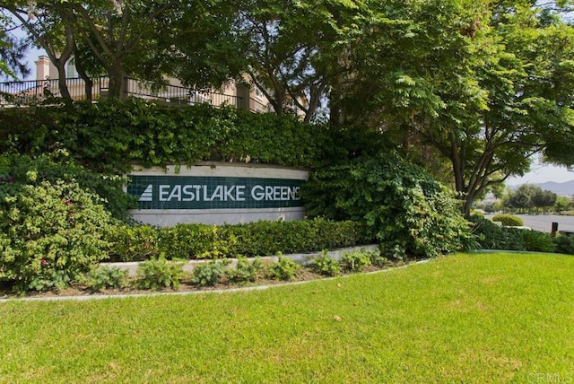 community sign featuring a yard