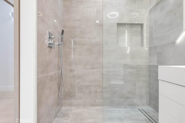 bathroom featuring tiled shower