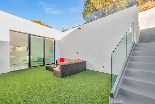 view of yard featuring outdoor lounge area