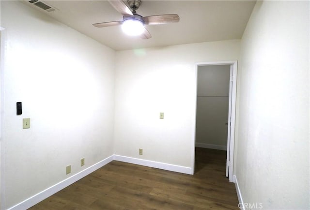 unfurnished room with dark wood-type flooring and ceiling fan