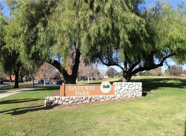 community / neighborhood sign featuring a lawn