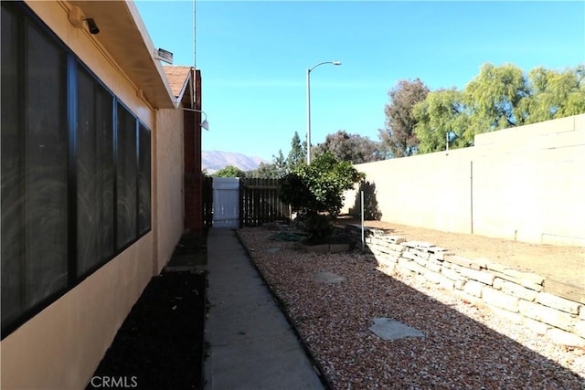 view of yard featuring a mountain view