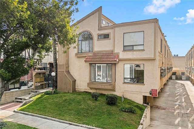 view of front of house featuring a front lawn