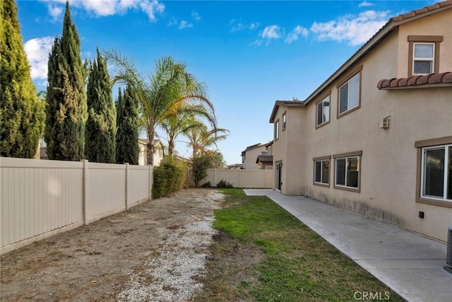 view of yard featuring a patio area