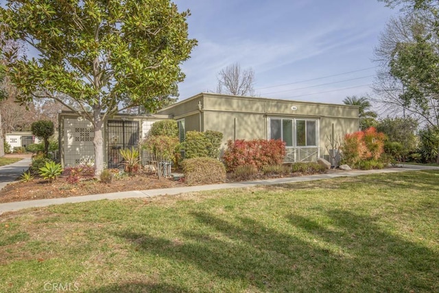 ranch-style house featuring a front lawn