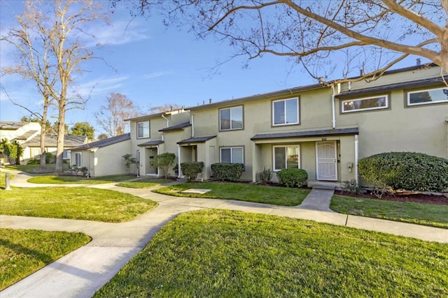 view of front of property featuring a front lawn