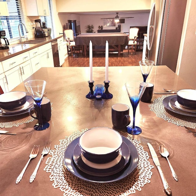 dining space featuring sink and ceiling fan