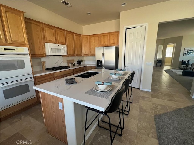 kitchen featuring appliances with stainless steel finishes, a kitchen breakfast bar, and a center island