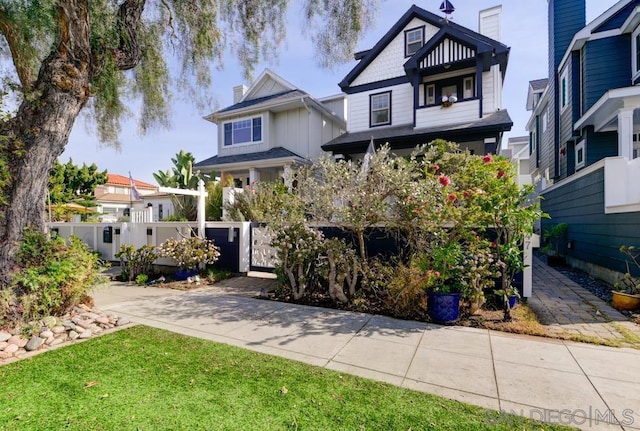 view of front of home featuring a front lawn