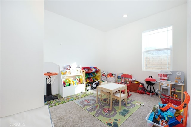 recreation room featuring carpet