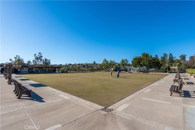 view of property's community featuring a lawn