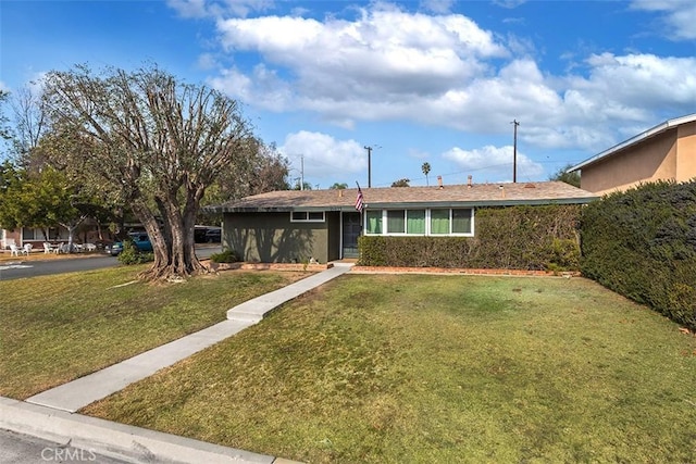 ranch-style home featuring a front lawn