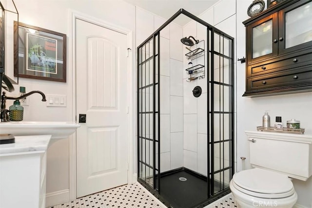 bathroom with tiled shower, sink, and toilet