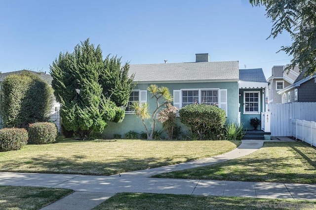 ranch-style home featuring a front lawn