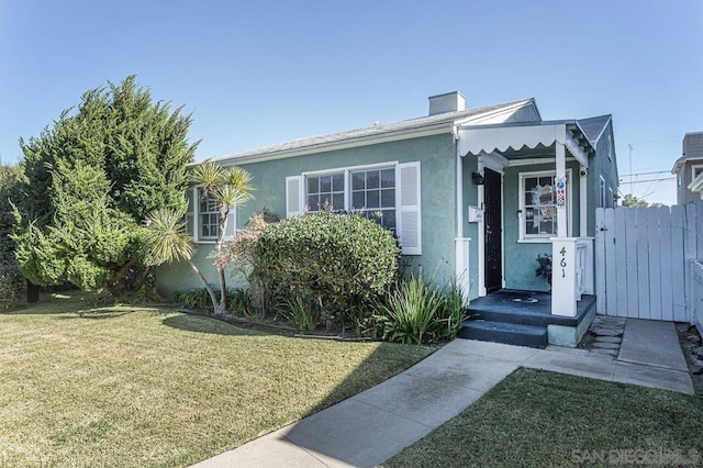 view of front of home featuring a front yard