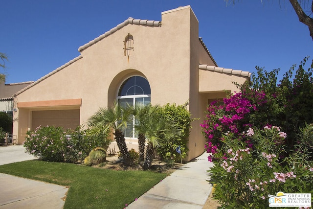 view of front facade with a garage and a front yard